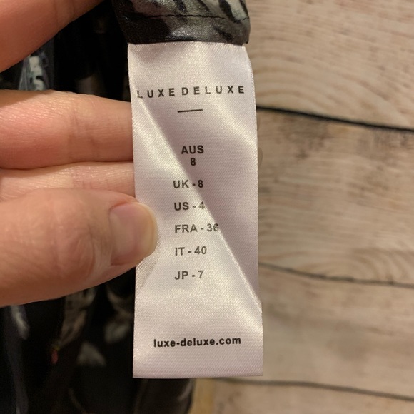 Luxe Deluxe Silk Toucan Sleeveless Blouse - Picture 7 of 8